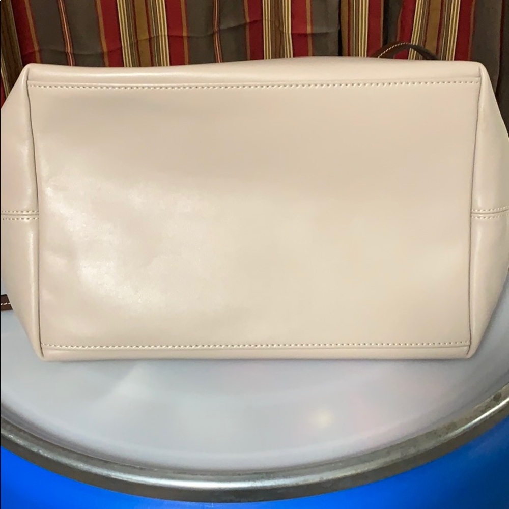 Dooney &Bourke Large tote. - Picture 4 of 5